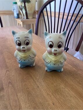 Vintage Shawnee Porky Pig salt & pepper shakers